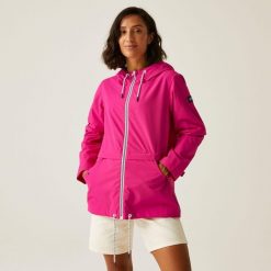 Kurtka turystyczna przeciwdeszczowa damska Bayletta wodoodporna. Czerwone kurtki damskie Regatta, bez wzorów, bez kaptura. Za 139.99 zł.