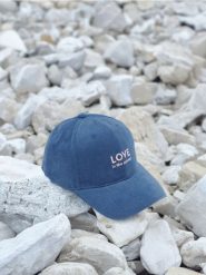 Czapka z daszkiem - granatowy. Niebieskie czapki z daszkiem damskie Sinsay, bez wzorów, z bawełny. Za 19.99 zł.