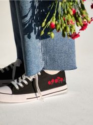 Trampki z haftowanymi kwiatami - czarny. Czarne trampki damskie Sinsay, bez wzorów, bez zapięcia. Za 25.99 zł.