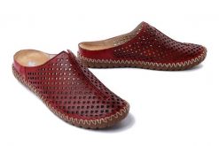 RIEKER M2885-35 red, klapki damskie. Czerwone klapki damskie Rieker, bez wzorów, ze skóry, bez obcasa, bez zapięcia. Za 299.90 zł.