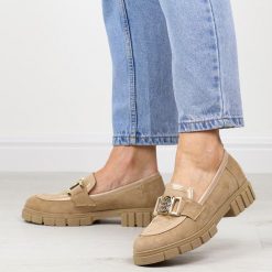 Beżowe zamszowe Polskie mokasyny damskie, loafersy Deoni D309. Brązowe mokasyny damskie Deoni, na jesień, z zamszu, z okrągłym noskiem, bez obcasa. Za 259.00 zł.