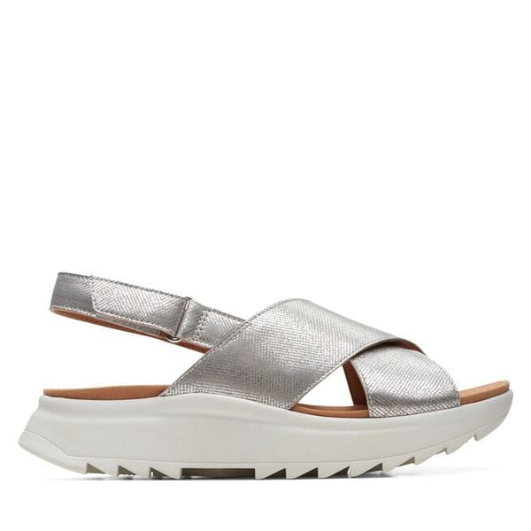 Sandały Clarks. Szare sandały damskie Clarks, bez wzorów, bez obcasa, na płaskiej podeszwie, bez zapięcia. Za 399.99 zł.