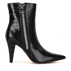 Botki Nine West. Czarne botki damskie Nine West, bez obcasa, na słupku, bez zapięcia. Za 299.99 zł.