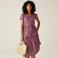 Sukienka casual damska Orla Kiely Tiered Midi. Fioletowe sukienki damskie Regatta, bez wzorów, z bawełny, casualowe, bez ramiączek. W wyprzedaży za 286.00 zł.