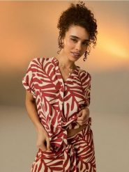 Wiskozowa koszula z krótkim rękawem w geometryczny wzór - żółty. Żółte koszule damskie Sinsay, l, bez wzorów, z wiskozy, bez kołnierzyka, bez ramiączek. Za 25.99 zł.