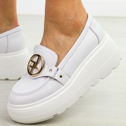 Białe skórzane półbuty damskie na platformie Cambell 661. Białe półbuty damskie Cambell, na jesień, z aplikacjami, z jeansu, bez obcasa, na platformie, bez zapięcia. Za 299.00 zł.