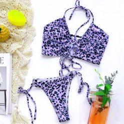 Bikini z usztywnianym topem i praktycznym dołem na plażę Pompilia. Czarne bikini Intica, bez wzorów, z materiału. Za 139.00 zł.