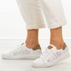 Białe skórzane ażurowe półbuty damskie Filippo Dp7681/26. Białe półbuty damskie Filippo, na jesień, w ażurowe wzory, z jeansu, z okrągłym noskiem, bez obcasa, na koturnie, bez zapięcia. Za 219.00 zł.