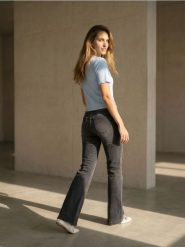 Jeansy flare low waist z efektem sprania - szary. Szare jeansy damskie Sinsay. Za 49.99 zł.