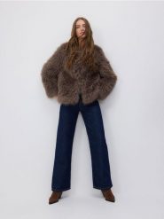 Kurtka ze sztucznego futra - brązowy. Brązowe kurtki damskie Reserved, l, bez wzorów, bez kaptura. W wyprzedaży za 219.99 zł.