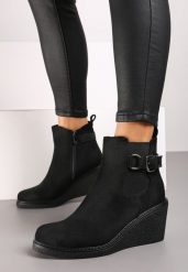 Czarne Botki w Stylu Sztybletów na Koturnie Ozdobione Paskiem Erinnda. Czarne botki damskie Born2be, z jeansu, eleganckie, bez obcasa, na koturnie, bez zapięcia. Za 139.99 zł.
