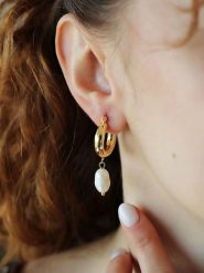 Pierres delicates Pozłacane kolczyki-kreole z perłami rozmiar: onesize. Białe kolczyki damskie Pierres delicates, z perłą, pozłacane. Za 87.61 zł.