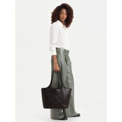 Torebka Calvin Klein. Brązowe shopper bag Calvin Klein, bez wzorów, bez dodatków. Za 529.99 zł.
