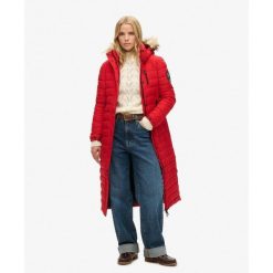 Długi pikowany płaszcz z kapturem Fuji od SUPERDRY. Czerwone płaszcze damskie Superdry, bez wzorów, z kapturem. W wyprzedaży za 449.90 zł.