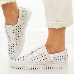 Białe skórzane półbuty damskie Potocki 19431. Białe półbuty damskie POTOCKI, na jesień, w ażurowe wzory, z jeansu, bez obcasa, na płaskiej podeszwie, bez zapięcia. Za 229.00 zł.