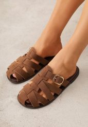 Brązowe Klapki Gladiatorki z Ozdobną Sprzączką Lusanatia. Brązowe klapki damskie Renee, bez wzorów, bez obcasa, na płaskiej podeszwie, bez zapięcia. Za 79.99 zł.