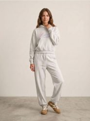 Spodnie dresowe jogger z dzianiny terry z przeszyciami i haftem - szary. Szare spodnie sportowe damskie Sinsay, l, bez wzorów, z dresówki, na fitness i siłownię. Za 39.99 zł.