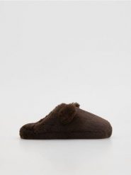 Miękkie kapcie - brązowy. Brązowe kapcie damskie Reserved. Za 79.99 zł.