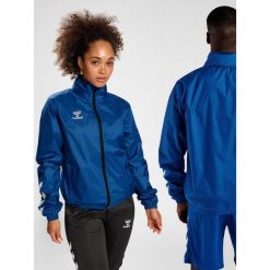 Kurtka ortalionowa piłkarska dla dorosłych Hummel Core XK Spray Jacket. Niebieskie kurtki damskie Hummel, m, bez wzorów, bez kaptura. Za 212.50 zł.