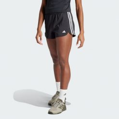Szorty Pacer Training 3-Stripes Woven High-Rise. Brązowe obuwie sportowe damskie Adidas, z materiału, bez zapięcia, na fitness i siłownię. Za 149.00 zł.