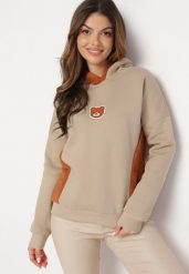Beżowa Bawełniana Bluza z Kapturem z Polarem i Naszywką Misia Hestada. Brązowe bluzy damskie Born2be, z aplikacjami, z bawełny, z kapturem. Za 99.99 zł.