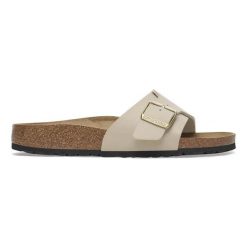 Klapki damskie Birkenstock Catalina BF Sandcastle. Brązowe klapki damskie Birkenstock, bez wzorów, bez obcasa, bez zapięcia. Za 329.99 zł.