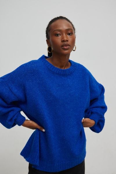 Sweter oversize z bufiastym rękawem SAPPHIRE BLUE - RIVERO. Niebieskie golfy damskie Marsala, na lato, z wełny, bez kołnierzyka. Za 249.90 zł.