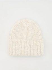 Czapka z domieszką wełny - złamana biel. Czapki damskie Reserved, bez wzorów, z wełny. W wyprzedaży za 39.99 zł.