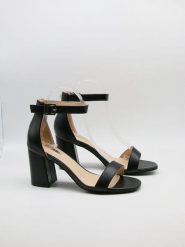 Bellucci Sandały w kolorze czarnym na obcasie rozmiar: 41. Czarne sandały damskie Bellucci, bez wzorów, z otwartym noskiem, bez obcasa, na koturnie, bez zapięcia. Za 113.90 zł.