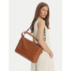 Torebka Coccinelle. Brązowe torebki klasyczne damskie Coccinelle, bez dodatków. Za 1,599.00 zł.