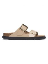 Birkenstock Skórzane klapki "Arizona" w kolorze beżowym rozmiar: 39. Brązowe klapki damskie Birkenstock, bez wzorów, z lakierowanej skóry, z otwartym noskiem, bez obcasa, bez zapięcia. Za 677.64 zł.