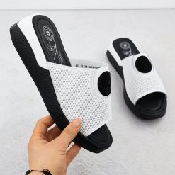 Skórzane klapki damskie komfortowe białe Jezzi 8479. Białe klapki damskie Jezzi, bez wzorów, ze skóry, bez obcasa, bez zapięcia. Za 125.99 zł.