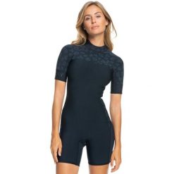 Pianka do pływania damska ROXY 2.0 Swell Series 2 mm. Czarne kombinezony damskie Roxy, bez wzorów, z elastanu, sportowe, bez kołnierzyka, bez ramiączek, krótkie. Za 349.99 zł.