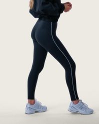 Damskie legginsy z wysokim stanem i kontrastowym lampasem na siłownię – czarny. Czarne legginsy damskie AESTHETIC WOLF, m, bez wzorów, z dzianiny. Za 239.99 zł.