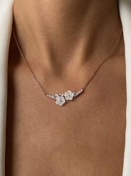 Les Petites Précieuses Pozłacany naszyjnik z elementem ozdobnym - dł. 40 cm rozmiar: onesize. Białe naszyjniki damskie Les Petites Précieuses, z cyrkonią, pozłacane. Za 165.99 zł.