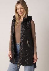 Czarna Przejściowa Kamizelka Pikowana o Długim Kroju z Kapturem i Naszywką Harmaste. Czarne kamizelki damskie Born2be, l, z aplikacjami, z jeansu, z kapturem. Za 149.99 zł.