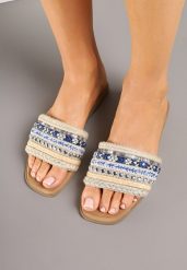 Niebiesko-Beżowe Klapki z Plecionką w Stylu Boho i Nitami Karvisa. Niebieskie klapki damskie Born2be, bez wzorów, z jeansu, bez obcasa, na płaskiej podeszwie, bez zapięcia. Za 34.99 zł.
