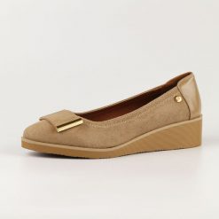 Czółenka damskie na koturnie M.Daszyński 2265-4 Khaki. Brązowe czółenka damskie M.Daszyński, bez wzorów, z zamszu, bez obcasa, na koturnie. Za 139.00 zł.