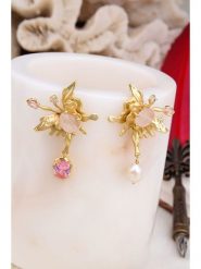 L'Atelier de Gaia Pozłacane kolczyki z perłami i cyrkoniami rozmiar: onesize. Białe kolczyki damskie L'Atelier de Gaia, z cyrkonią, pozłacane. Za 118.01 zł.