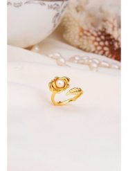 Pierres delicates Pozłacany pierścionek z perłą syntetyczną rozmiar: onesize. Żółte pierścionki damskie Pierres delicates, z perłą, pozłacane. Za 46.95 zł.