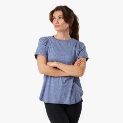 Koszulka treningowa damska Swedemount Core Loose Fit Tee szybkoschnąca. Niebieskie bluzki damskie SWEDEMOUNT, bez wzorów, sportowe, bez kołnierzyka, bez ramiączek. W wyprzedaży za 57.00 zł.