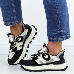 Czarne skórzane sneakersy damskie Vinceza 66710. Czarne obuwie sportowe damskie VINCEZA, na jesień, ze skóry, bez zapięcia, trekkingowe. Za 239.00 zł.