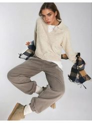 Monki Sweter w kolorze kremowym rozmiar: M. Brązowe swetry klasyczne damskie Monki, m, bez kołnierzyka. Za 57.06 zł.