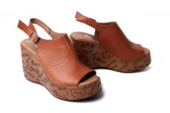 Artiker Relaks 58C3096 TAN, sandały damskie. Brązowe sandały damskie Artiker Relaks, bez wzorów, bez obcasa, na koturnie, bez zapięcia. Za 274.90 zł.