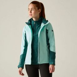 Damska kurtka softshell Desoto. Niebieskie kurtki damskie Regatta, bez wzorów, z materiału, z kapturem. Za 395.50 zł.