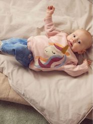 NAME IT Sweter 13211981 Różowy Regular Fit. Czerwone swetry dziewczęce Name it, bez wzorów, z bawełny, bez kołnierzyka, bez ramiączek. Za 124.99 zł.