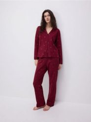 Dwuczęściowa piżama ze świątecznym printem - czerwony. Czerwone piżamy damskie Reserved, bez wzorów, z bawełny, bez ramiączek. W wyprzedaży za 55.99 zł.