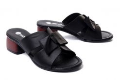 RIEKER REMONTE R8759-01 black, klapki damskie. Czarne klapki damskie Rieker Remonte, bez wzorów, ze skóry, bez obcasa, na obcasie, bez zapięcia. Za 271.92 zł.