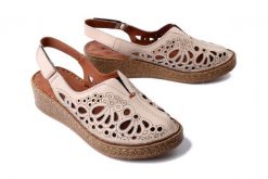 COMFORTABEL 720040-08 beige, czółenka damskie. Brązowe czółenka damskie Comfortabel, bez wzorów, bez obcasa, na koturnie. Za 264.90 zł.