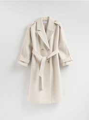 Dwurzędowy płaszcz z paskiem - kremowy. Białe płaszcze damskie Reserved, l, bez wzorów, z tkaniny, bez kaptura. Za 259.99 zł.